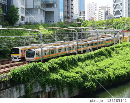 神田川の横で離合するE231系500番台中央・総武線各駅停車とE233系0番台中央線快速電車 128585141