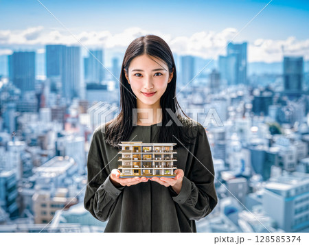 住宅模型を持つ女性【AI】 128585374