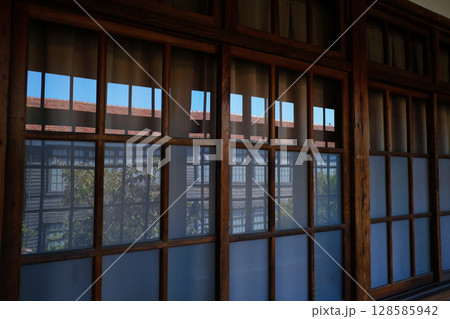 山口県 萩 懐かしい古い木造校舎の教室の格子窓 山口県 萩 懐かしい古い木造校舎の教室の格子窓 128585942