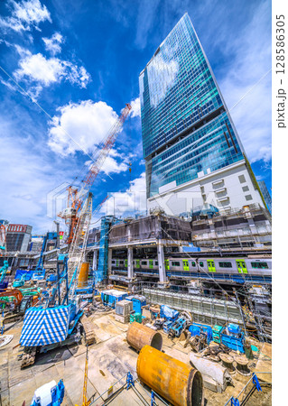 日本の東京都市景観 巨大重機がズラリ…さよなら渋谷駅西口。本格的な工事へ＝18日 128586305