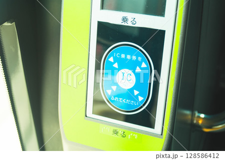 電車の自動改札「乗る」 電車の自動改札「乗る」 128586412