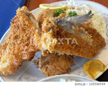 街中華で食べる「アジフライと鶏のササミ」 街中華で食べる「アジフライと鶏のササミ」 128586544