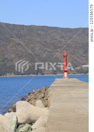 愛媛県　伊予三崎港井野浦第一防波堤灯台 128586579