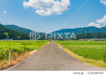奥琵琶湖西浅井の田園風景　長浜市 128586849