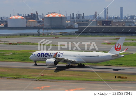 滑走路に向かう旅客機　出発イメージ　日本航空　JAL 128587043