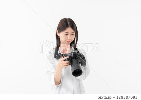 カメラを持った女性	 128587093
