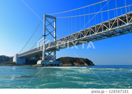 【徳島県】観潮船から眺めた大鳴門橋と渦潮（鳴門の渦潮） 128587181