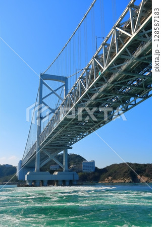 【徳島県】観潮船から眺めた大鳴門橋と渦潮（鳴門の渦潮） 128587183