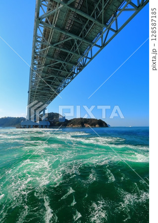 【徳島県】観潮船から眺めた大鳴門橋と渦潮（鳴門の渦潮） 128587185