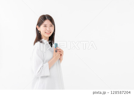 女性　スマートフォン　スマホ　笑顔	 128587204
