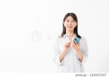 女性 スマートフォン スマホ 笑顔 女性 スマートフォン スマホ 笑顔 128587207