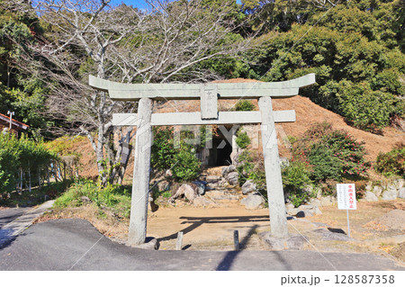 福岡県みやこ町にある国指定史跡の円墳綾塚古墳 128587358