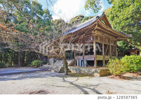 福岡県京都郡みやこ町にある黒田神社拝殿 福岡県京都郡みやこ町にある黒田神社拝殿 128587365