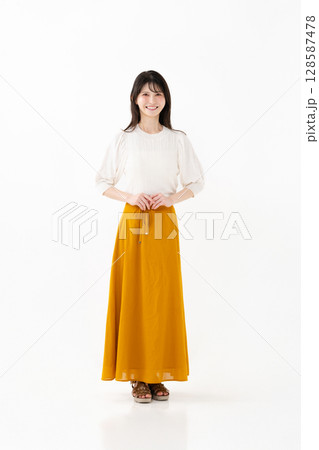 笑顔で立つ女性 128587478