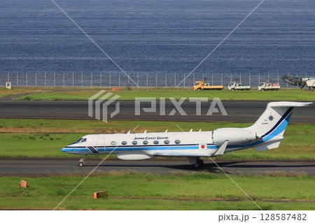 羽田空港をタキシングする海上保安庁の航空機 128587482
