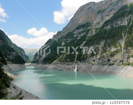 エメラルドグリーンのギガーヴァルト湖 Gigerwald　（スイス・ザンクトガレン州） 128587578