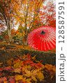 和傘と紅葉 128587591