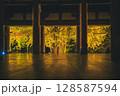 寝殿から見るライトアップされた紅葉 128587594