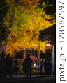 ライトアップされた紅葉と参拝者 128587597