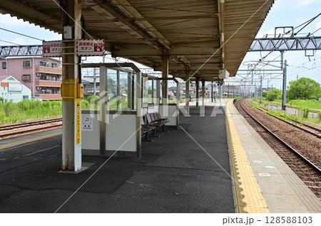 木曽川駅（東海道本線）のプラットホーム 128588103