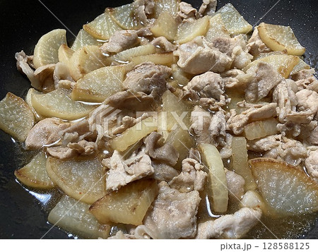 豚肉と大根の炒め物 128588125