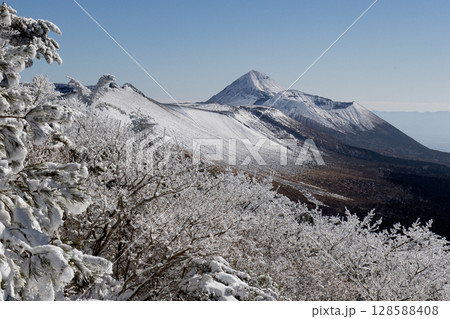 大浪池から冬の高千穂峰を望む 128588408