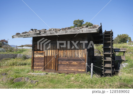 日本遺産 国指定史跡「井戸尻遺跡」の史跡公園と水車 日本遺産 国指定史跡「井戸尻遺跡」の史跡公園と水車 128589002