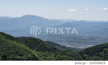 二本木峠から望む秩父盆地と両神山 二本木峠から望む秩父盆地と両神山 128589029