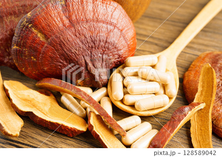 Lingzhi or Reishi mushroom with capsules, organic natural healthy food. Lingzhi or Reishi mushroom with capsules, organic natural healthy food. 128589042