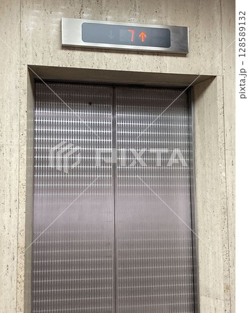 エレベーター 128589132