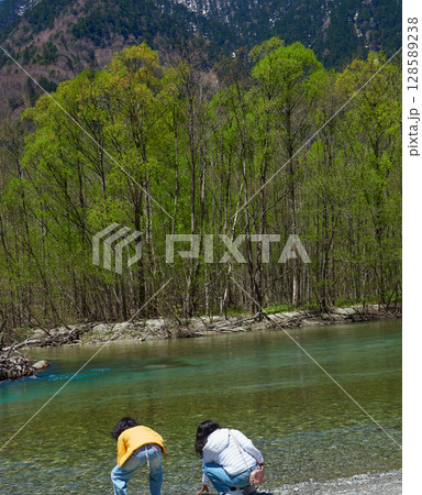夏の観光名所上高地の梓川の沿岸で遊んでいる女性観光客の姿 128589238