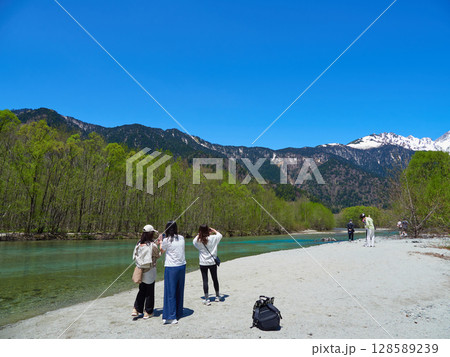 夏の観光名所上高地の梓川の沿岸で遊んでいる女性観光客の姿 128589239