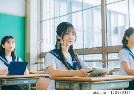 授業でタブレットを使う高校生 128589317