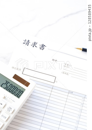 取引先へ宛てて、請求書を準備する、ビジネスシーンのイメージ 128589435