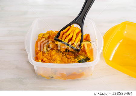 耐熱容器でレンジ加熱後のカボチャをマッシュ 128589464
