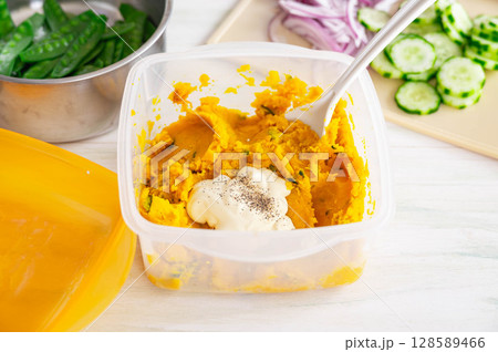 マヨネーズを加えたマッシュしたカボチャ 128589466