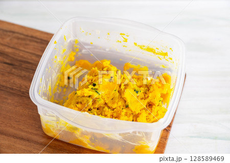 レンジで簡単パンプキンサラダ作り 128589469