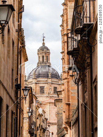 Stunning view of the cathedral dome framed by narrow streets in Salamanca, Spain 128589530