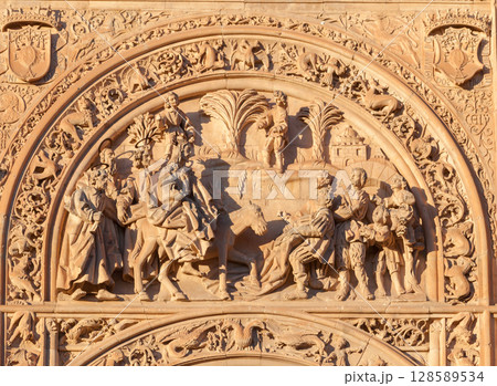 Stone carvings of historical figures in Salamanca, Spain 128589534