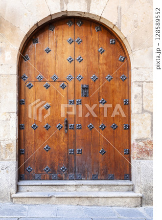 Old wooden gate of an historic building 128589552
