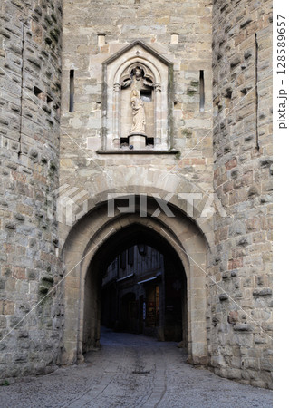 Historic gate archway in Carcassonne with statue detail Historic gate archway in Carcassonne with statue detail 128589657