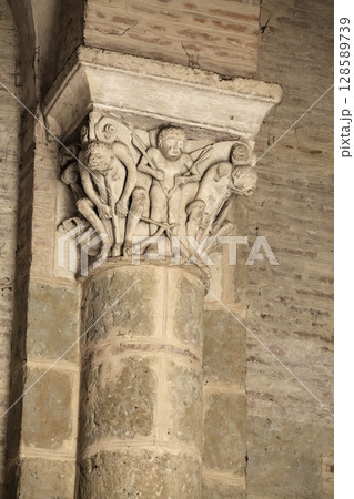 Intricate column capital showcasing detailed sculptures at Saint-Sernin basilica in Toulouse, France 128589739