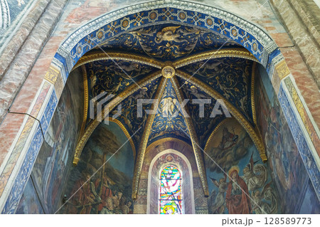 Vibrant blue gothic ceiling of Sainte-Secile cathedral in Albi, France 128589773