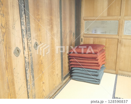 日本家屋　和室の風景 128590837