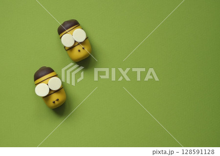Plasticine little bee isolated on a green background. Children's handmade ideas. Funny plasticine beetles. Sculpt from plasticine with children Plasticine little bee isolated on a green background. Children's handmade ideas. Funny plasticine beetles. Sculpt from plasticine with children 128591128