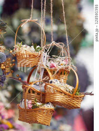 Rustic wicker baskets with dried flower decor 128591393