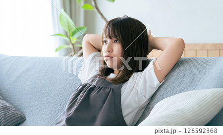リビングのソファに座って考える女性 128592368
