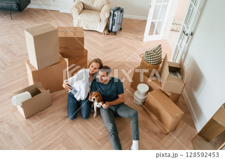 Looking at appartment. Young couple with dog are moving to new home 128592453