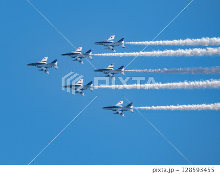 青空に舞うブルーインパルス 青空に舞うブルーインパルス 128593455