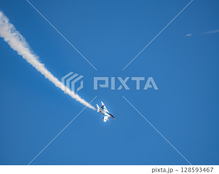 青空に舞うブルーインパルス 青空に舞うブルーインパルス 128593467